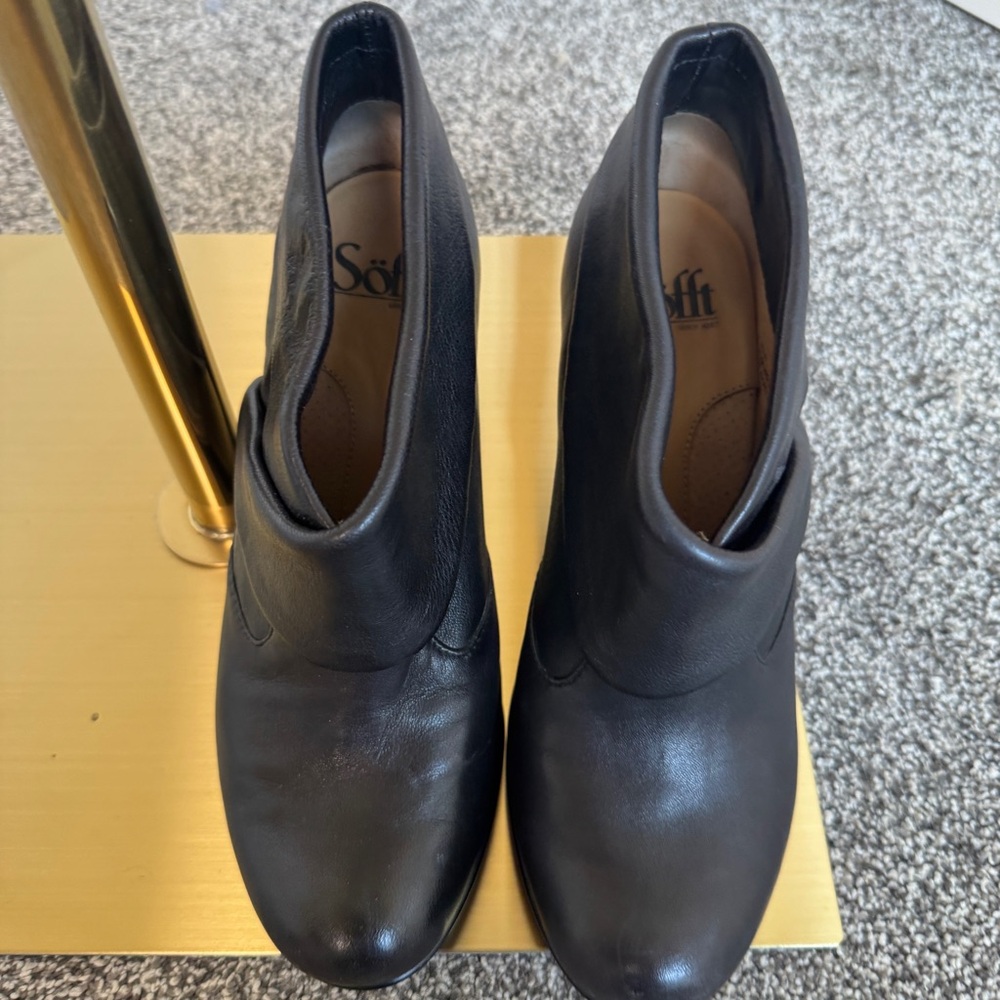 Sofft Women's Size 7M Freeda Black Leather Closed Toe Slip On Ankle Booties - Picture 2 of 11